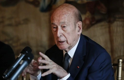 L’ «au revoir» de la presse à Giscard, le «Kennedy français»