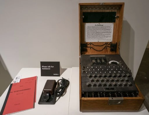 Retrouvée en mer Baltique, une machine à chiffrer Enigma en cours de restauration
