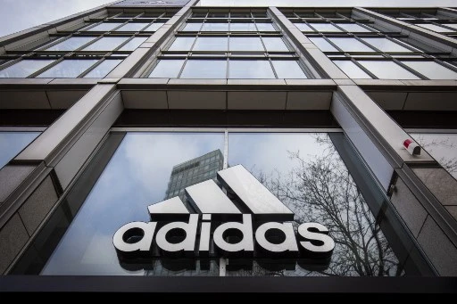 Une paire de baskets unique vise le million de dollars aux enchères