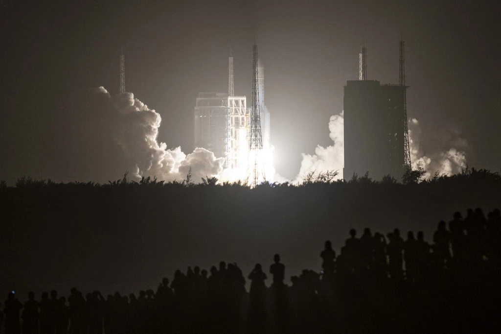 La Chine réalise son premier amarrage en orbite lunaire