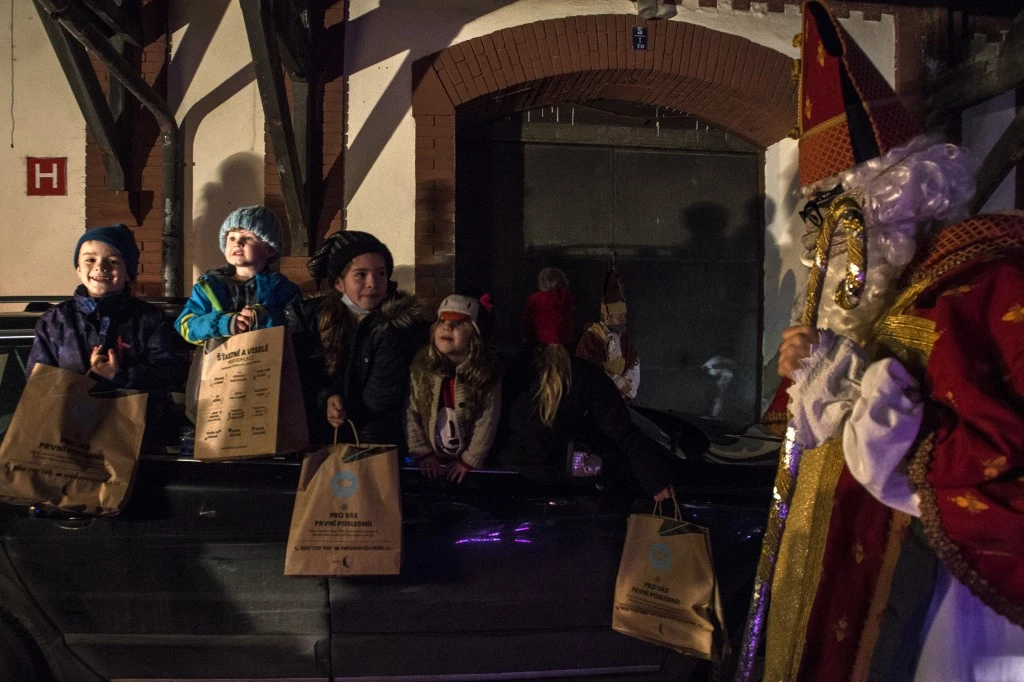 A Prague, Saint Nicolas respecte les mesures barrière anti-Covid