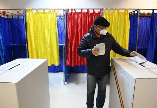 Roumanie: sociaux-démocrates et libéraux au coude-à-coude, abstention record