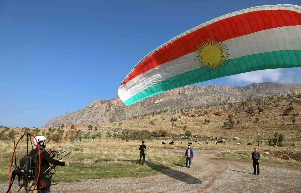 Dans le nord irakien, les amoureux du parapente font décoller leur sport favori