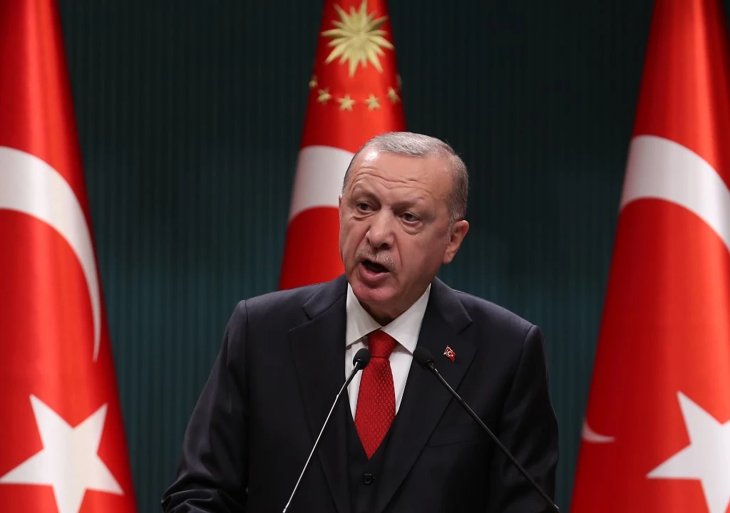 Le président turc Recep Tayyip Erdogan prononce un discours après la réunion du cabinet au complexe présidentiel d'Ankara. (AFP)