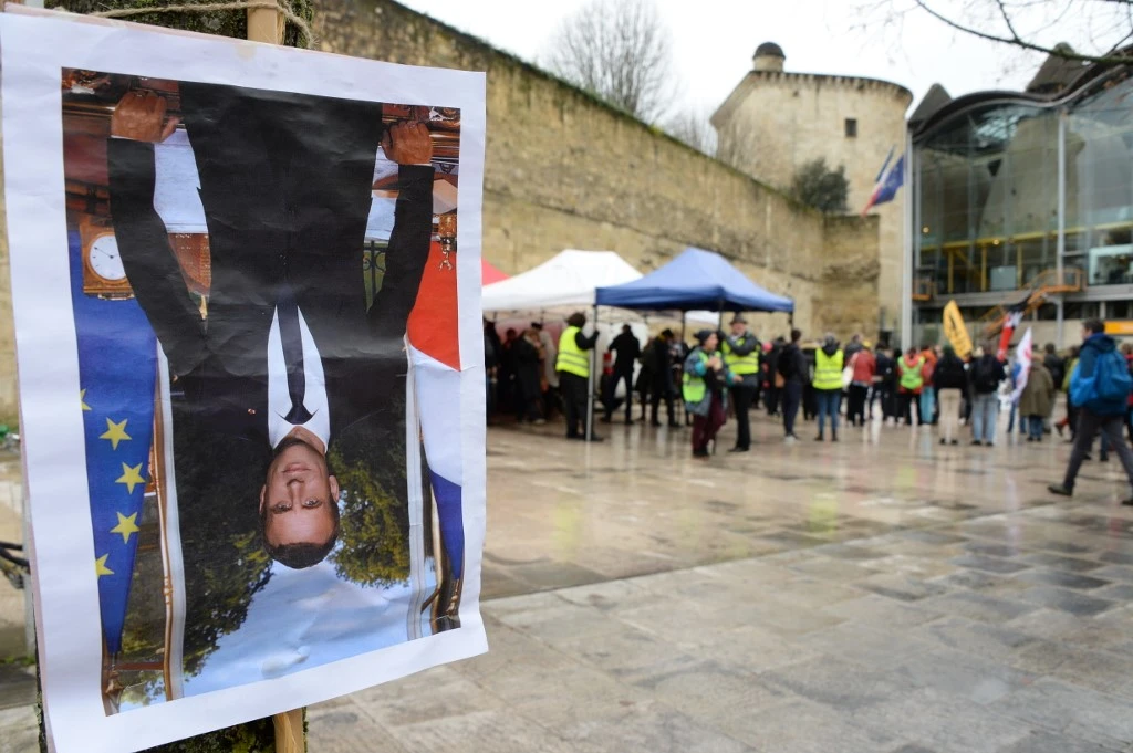 Peine allégée en appel pour sept "décrocheurs" de portraits d'Emmanuel Macron