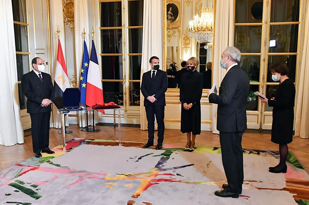 Le président Sissi a reçu la plus haute distinction française à Paris