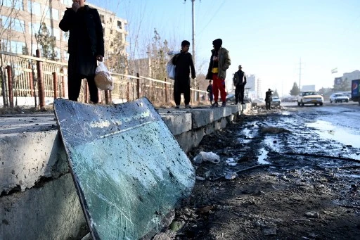 Tirs de roquettes sur Kaboul, revendiqués par l'EI: un mort et des blessés