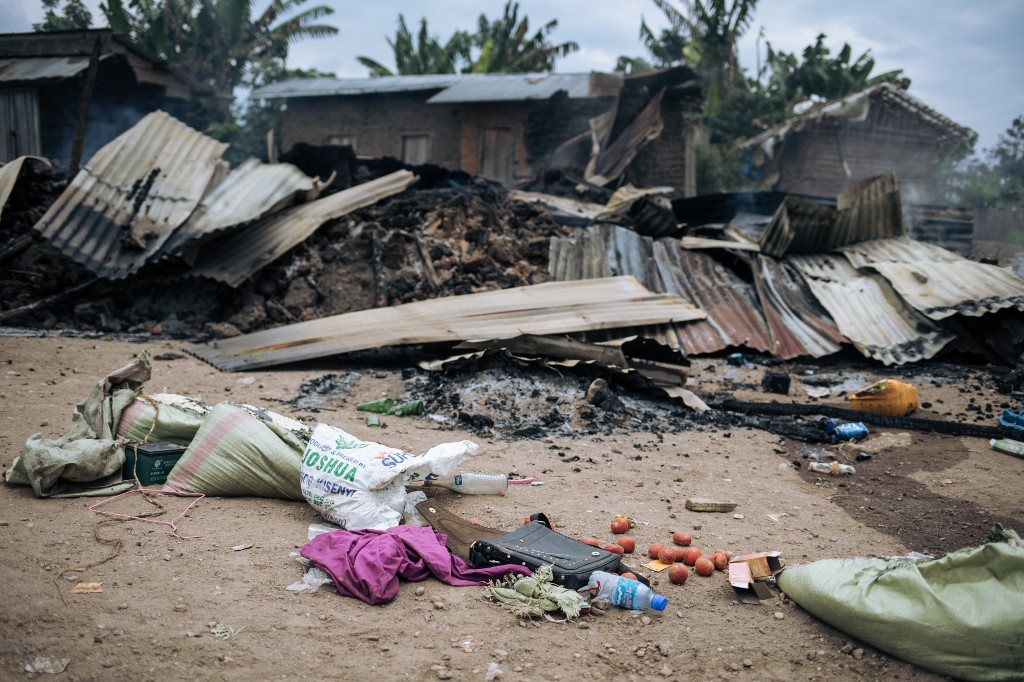 Des maisons incendiées dans le village de Manzalaho près de Beni le 18 février 2020, à la suite d'une attaque attribuée au groupe rebelle Allied Democratic Forces (ADF). (AFP)