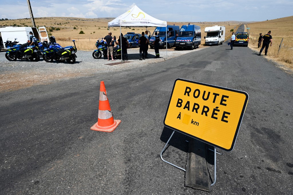 Des gendarmes arrivent sur le site d'une rave party, sur un terrain agricole du Causse Mejean, au cœur du Parc National des Cévennes, dans le sud de la France le 10 août 2020, où des milliers de personnes se sont rassemblées pour l'événement malgré la limitation des rassemblements liés à la Covid-19. (AFP)