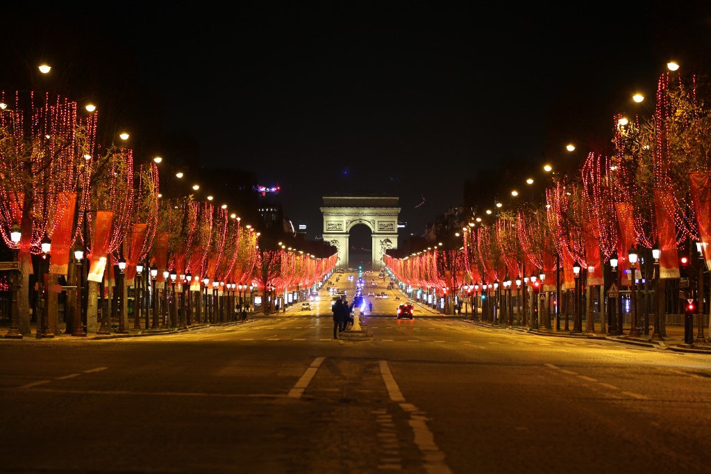 Cette photo montre l'avenue des Champs Elysée pendant le réveillon du Nouvel An alors qu'un couvre-feu de 20h00 à 6h00 est mis en place en France pour éviter une troisième vague d'infections au Covid-19, à Paris, le 1er janvier 2020. (AFP)