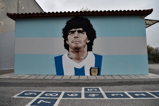 Graffiti pris le 2 décembre, représentant la légende du football argentin Diego Maradona par l'artiste de rue Stilos Ilias, peint sur un mur d'une école primaire dans le quartier de Kalamaria à Thessalonique. (Sakis Mitrolidis / AFP