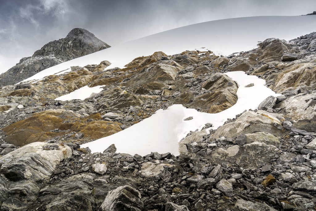 Photo prise le 12 novembre 2019 et récemment publiée par le chercheur et documentariste vénézuélien Jose Manuel Romero pour sa première publication montrant une vue du glacier Humboldt partiellement recouvert de neige, dans le parc national de la Sierra Nevada au Venezuela. (José Manuel Romero / AFP)