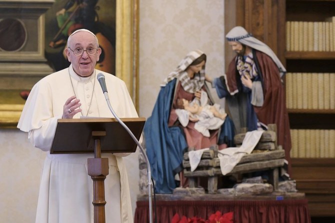 Le souverain pontife, devant un pupitre dans le Palais apostolique, semblait détendu tandis qu'il souhaitait «une année de paix, une année d'espoir». aux fidèles qui le regardaient par vidéo (AFP)