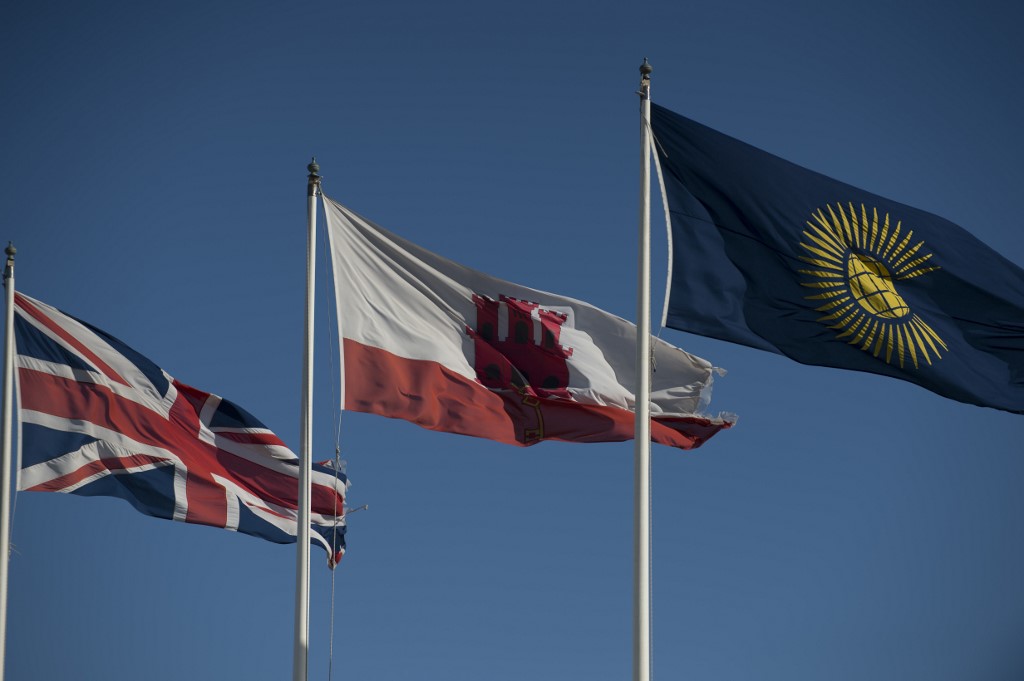 Le drapeau de Gibraltar (C) et l'Union Jack (L) vole à Gibraltar le 1er janvier 2021. Gibraltar fera partie de la zone sans passeport de l'Europe pour maintenir la fluidité de la circulation à sa frontière avec l'Espagne dans le cadre d'un accord historique conclu quelques heures avant la Grande-Bretagne a quitté l'union douanière et le marché unique de l'UE. (JORGE GUERRERO / AFP)