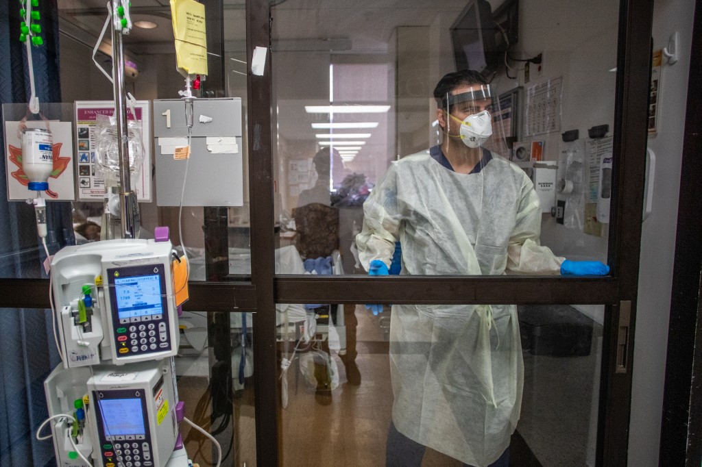 La pandémie a fait au moins 1 818 946 morts dans le monde pour plus de 82 millions de personnes contaminées, selon un bilan établi par l'AFP vendredi vers 11H00 GMT d'après des chiffres officiels. (AFP)