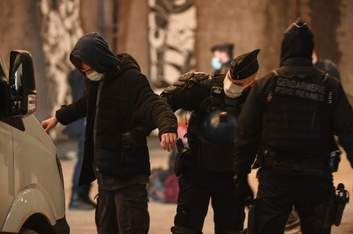 Fête sauvage en France: les fêtards ont coupé le son, les premiers quittent les lieux