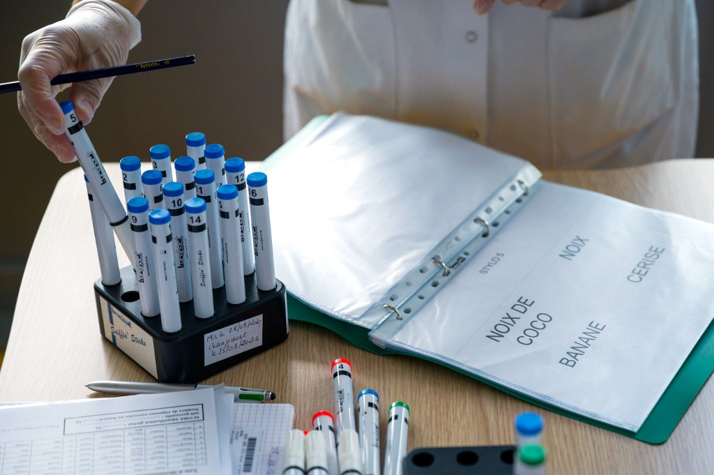Un membre du personnel de l'hôpital trie des kits de tests olfactifs dans le bureau du médecin oto-rhino-laryngologiste Duc Trung Nguyen au CHU de Nancy (CHRU) à Vandoeuve-les-Nancy, nord-est de la France, le 28 octobre 2020. (AFP)