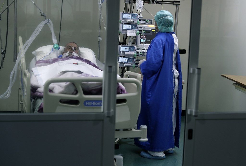 Une infirmière prend en charge un patient atteint de laCOVID-19 dans l'unité de soins intensifs de l'hôpital universitaire Rafic Hariri dans la capitale libanaise Beyrouth. (AFP)