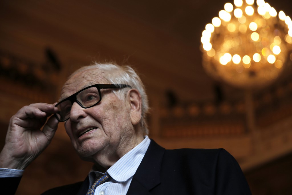 Le couturier français Pierre Cardin, styliste visionnaire et pionnier du prêt-à-porter.(AFP)