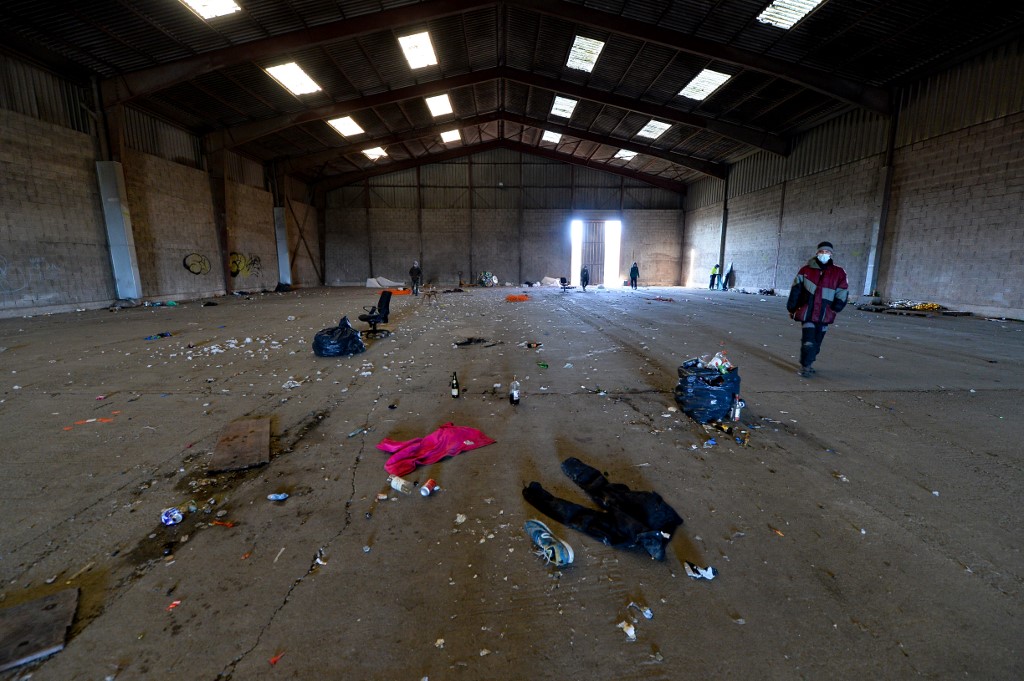 Vue générale à l'intérieur d'un hangar désaffecté après que les gendarmes français ont évacué les derniers fêtards qui ont assisté à une rave à Lieuron à environ 40 km au sud de Rennes. (AFP)