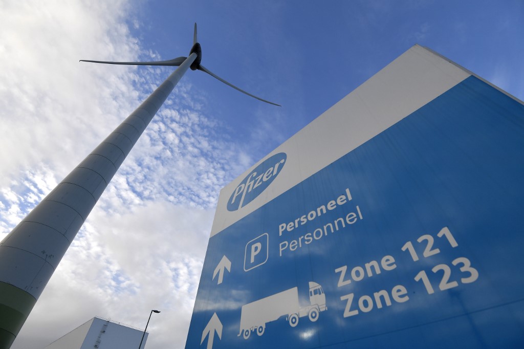 Logo de la multinationale pharmaceutique américaine Pfizer sur le panneau d'entrée du site de production du vaccin Covid-19 qui a reçu le feu vert de l'Union européenne. (AFP)
