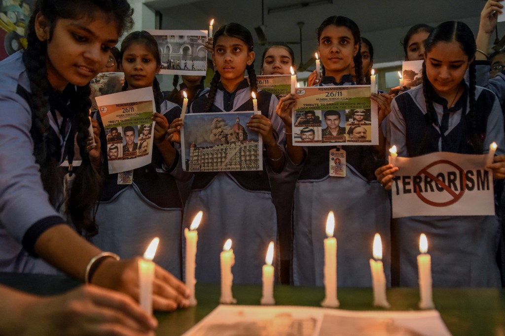 Des étudiants tiennent des pancartes et des bougies lors du 11e anniversaire de l'attaque des militants de Mumbai en 2008, dans une école d'Amritsar le 26 novembre 2019. Des militants islamistes du Pakistan ont assiégé la capitale financière de l'Inde Mumbai en novembre 2008 pendant trois jours, tuant 166 personnes et blessant des centaines d'autres. (AFP)