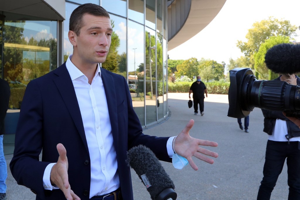 Le député européen Jordan Bardella, parti d'extrême droite RN, répond aux questions des journalistes avant de participer à la première réunion publique du parti après la pause estivale, le 6 septembre 2020 à Fréjus, dans le sud-est de la France. (AFP)