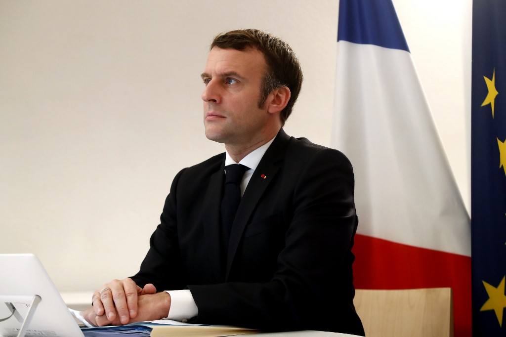 Le président français Emmanuel Macron participe à une réunion par vidéoconférence avec le président du Conseil européen, le président de la Commission européenne, la chancelière allemande et le président chinois pour approuver un pacte d'investissement entre la Chine et l'Union européenne, le 30 décembre 2020, au Fort de Bregancon, à Bormes- les-Mimosas, sud-est de la France. (AFP)