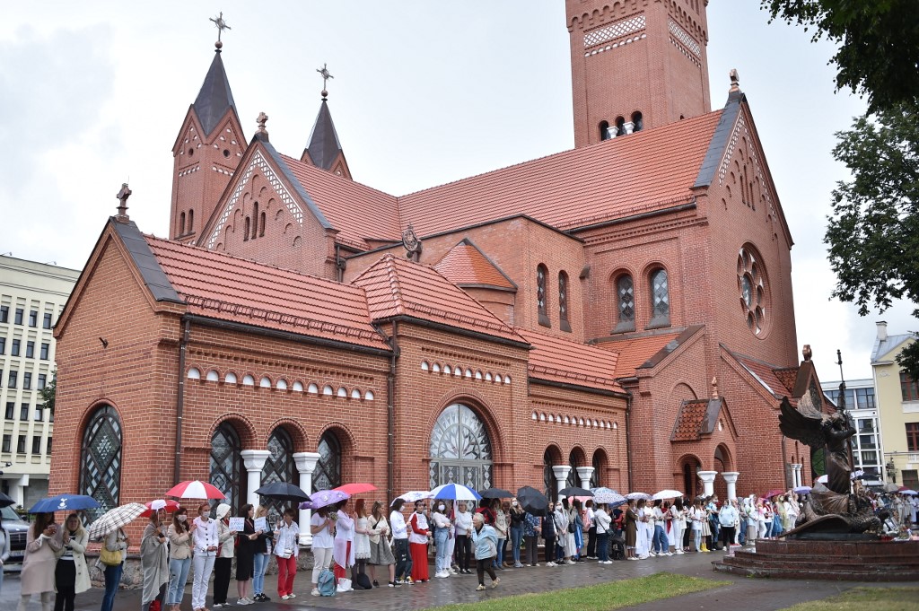 Les femmes forment une chaîne humaine à l'extérieur de l'Église catholique des Saints Simon et Helena pour protester contre la violence policière lors de récents rassemblements de partisans de l'opposition contre les résultats contestés des élections présidentielles à Minsk, le 27 août 2020. (AFP)