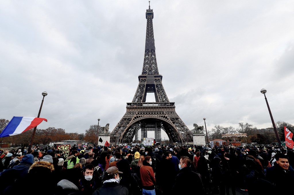 Des gens participent à une marche blanche à la mémoire de Cédric Chouviat, près de la tour Eiffel, à Paris. (AFP)