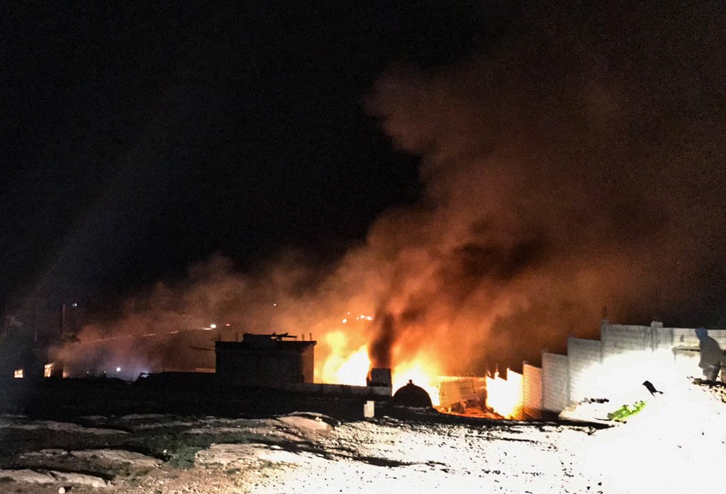 Du feu et de la fumée s’élèvent sur les lieux d’une explosion dans l’Herme libanais