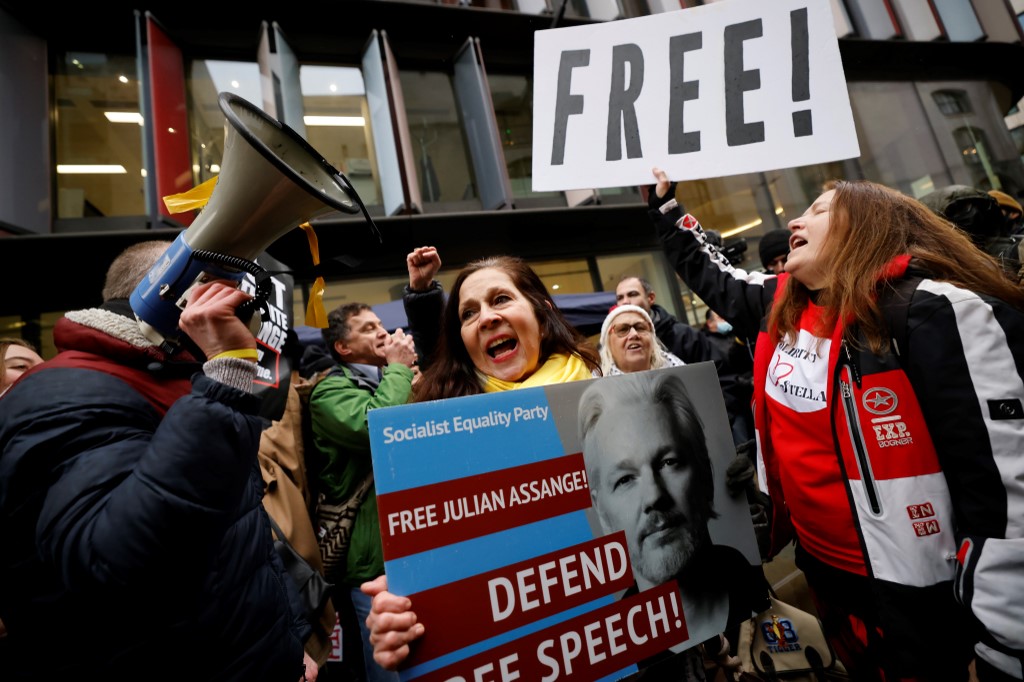 Les partisans du fondateur de Wikileaks, Julian Assange, célèbrent devant le tribunal d'Old Bailey dans le centre de Londres après qu'un juge a décidé qu'Assange ne devrait pas être extradé vers les États-Unis pour faire face à des accusations d'espionnage pour avoir publié des documents secrets en ligne, le 4 janvier 2021. (AFP)