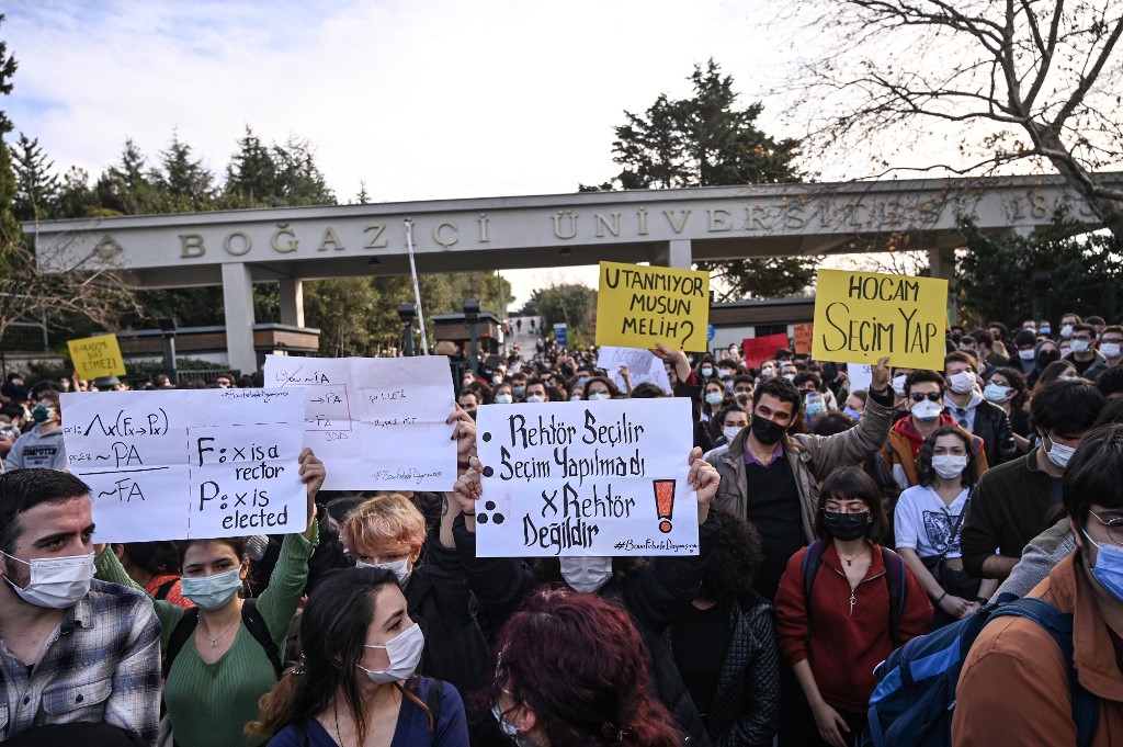 Les étudiants scandent des slogans et tiennent une pancarte indiquant «Le recteur doit être élu et non nommé directement» , le 4 janvier 2021, devant l'Université Bogazici à Istanbul lors d'une manifestation contre la nomination directe du nouveau recteur de l'université de Bogazici par le président turc Recep Tayyip Erdogan. (AFP)