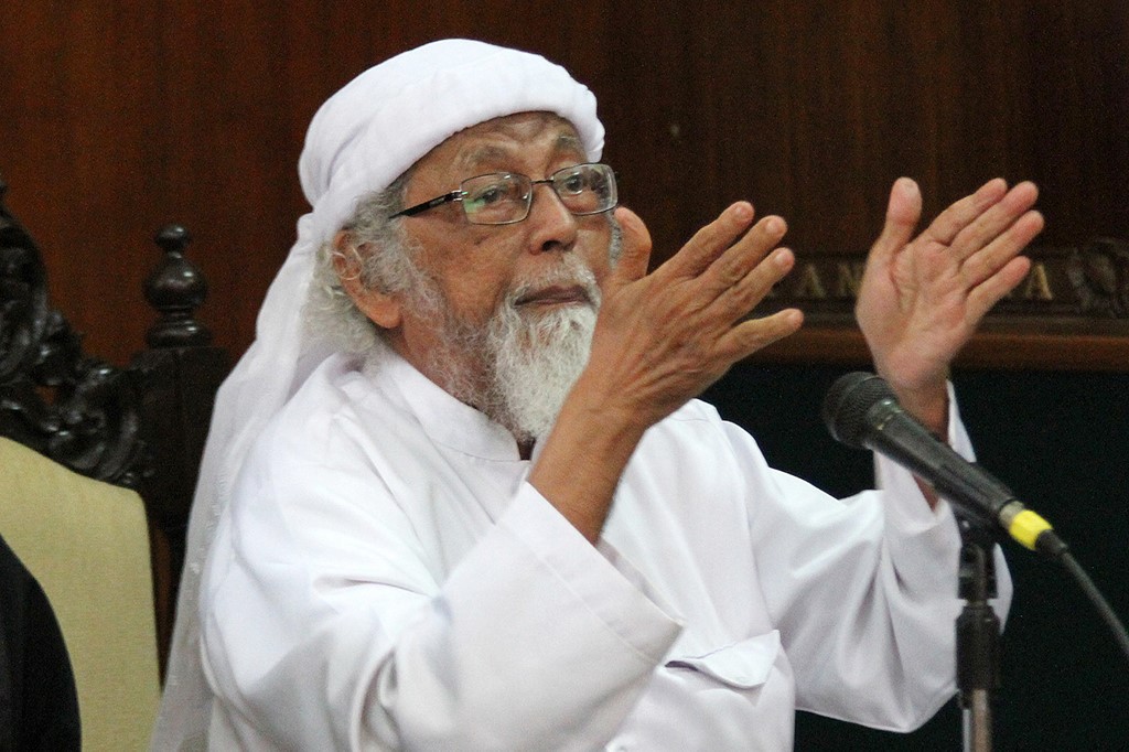 Cette photo prise le 9 février 2016 montre le religieux indonésien Abu Bakar Bashir (à droite) faisant des gestes lors d'une comparution devant le tribunal de Cilacep, dans le centre de Java. (AFP)
