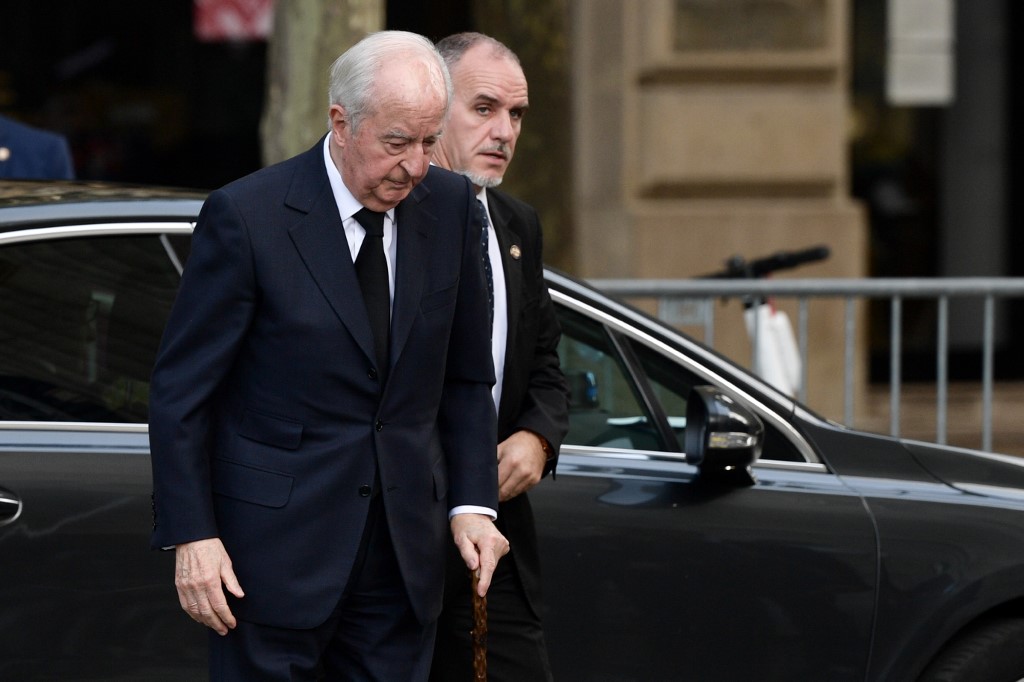 L'ancien Premier ministre français Edouard Balladur arrive pour assister à un service religieux pour l'ancien président français Jacques Chirac à l'église Saint-Sulpice à Paris, le 30 septembre 2019. (AFP)
