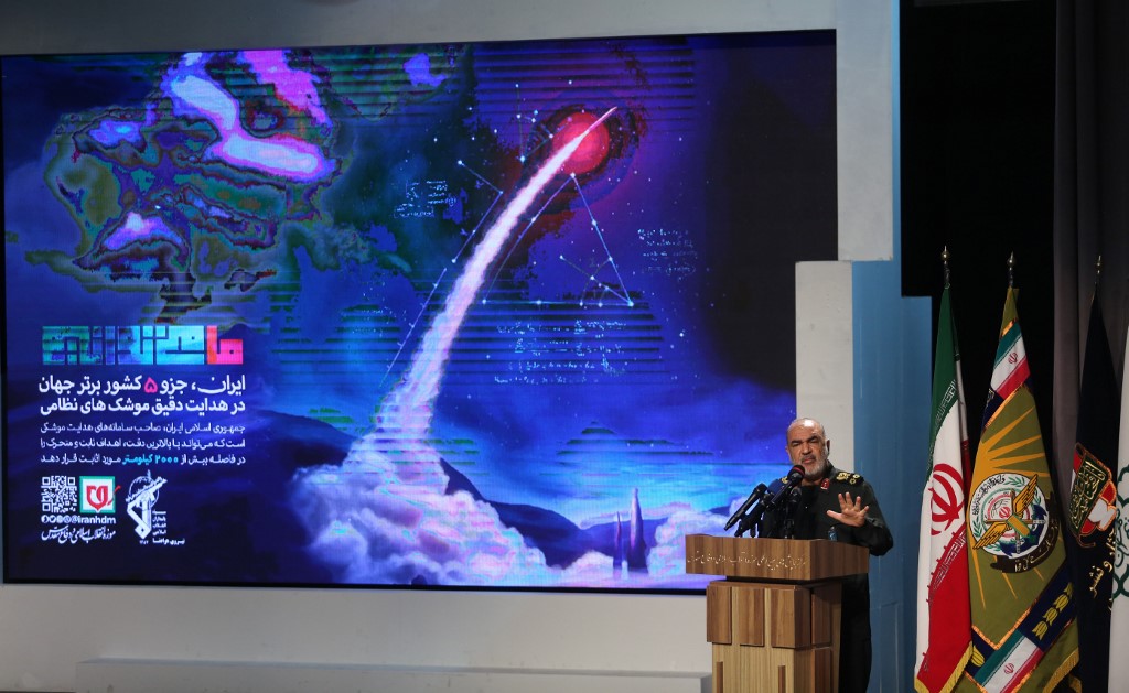 Le commandant des Gardiens de la révolution iranienne, le général de division Hossein Salami, prend la parole au musée de la Révolution islamique et de la Sainte Défense de Téhéran, lors du dévoilement d'une exposition de ce que l'Iran dit être des drones américains et autres capturés sur son territoire, dans la capitale, Téhéran le 21 septembre 2019. (AFP)