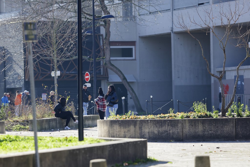 Une vue générale prise le 3 janvier 2021 montre des habitants du quartier d'Aubiers à Bordeaux, dans le sud-ouest de la France, après qu'un adolescent a été tué et quatre autres blessés dans une fusillade pendant la nuit. (AFP)