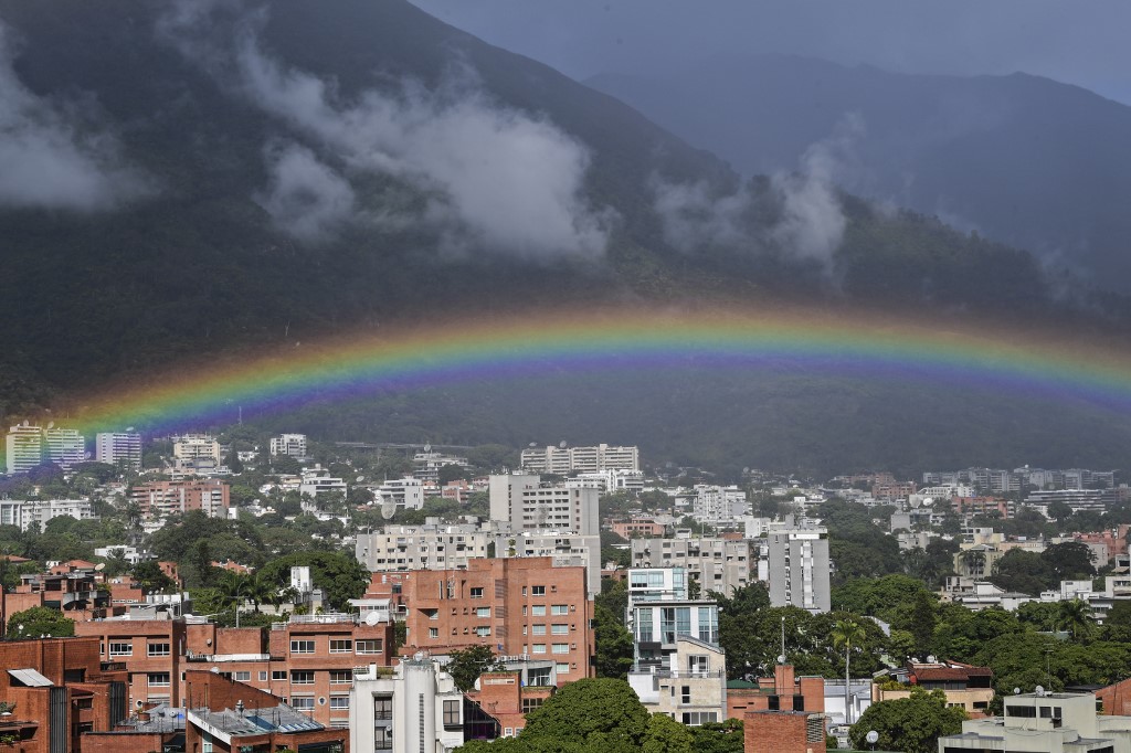 Depuis 2019, le Venezuela a deux présidents : Nicolas Maduro, qui détient en pratique le contrôle absolu du pays, et Juan Guaido, qui en dépit du soutien d'une cinquantaine de pays, n'a pas réussi à évincer le gouvernement. (AFP)