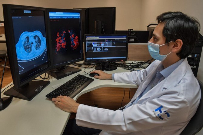 La plate-forme RadVid-19, qui identifie les lésions pulmonaires grâce à l'intelligence artificielle, aide les médecins brésiliens à détecter et diagnostiquer la Covid-19. (Photo, Fichier/AFP)
