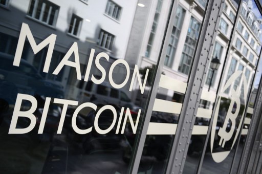 Après une année de records, la volatilité du bitcoin invite à la prudence