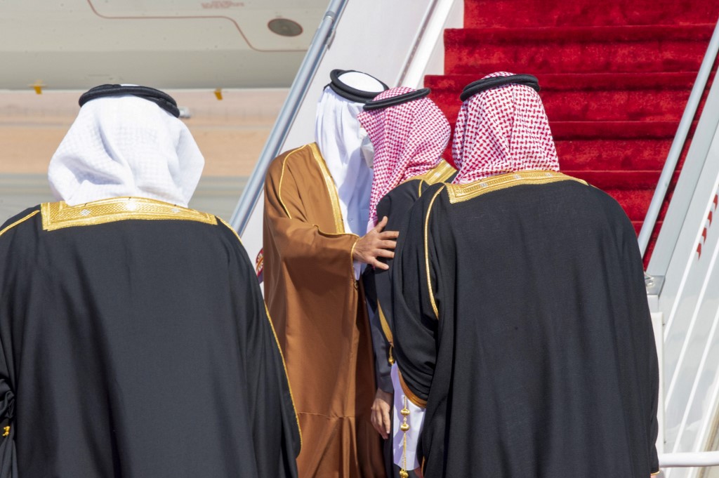 CCG: Chaleureuse accolade entre Mohammed ben Salmane et Tamim ben Khalifa al-Thani