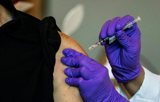 Vaccins: face à une distribution lente, les scientifiques évaluent de nouvelles tactiques