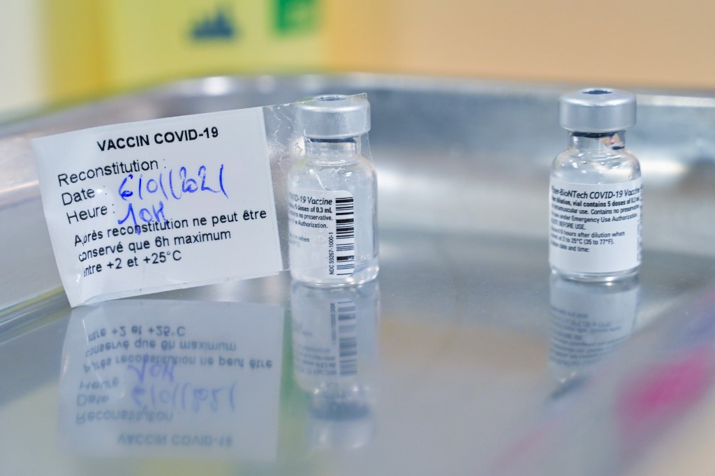 Vaccination: le gouvernement s'est «planté au départ», regrette le Medef