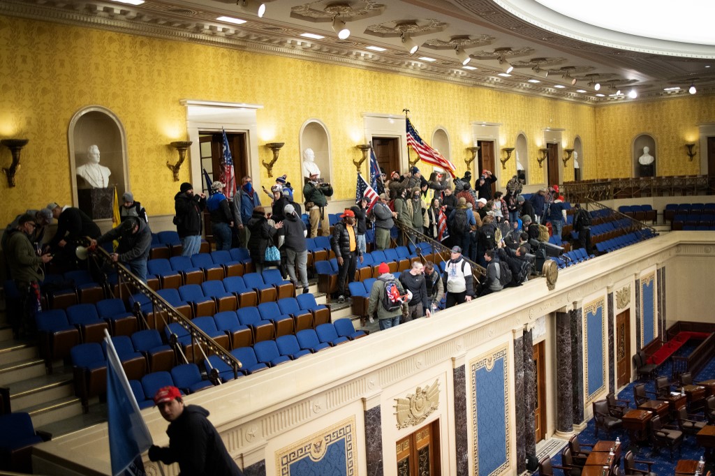 Le Congrès rejette une objection à la victoire de Biden, l’Amérique encore sous le choc