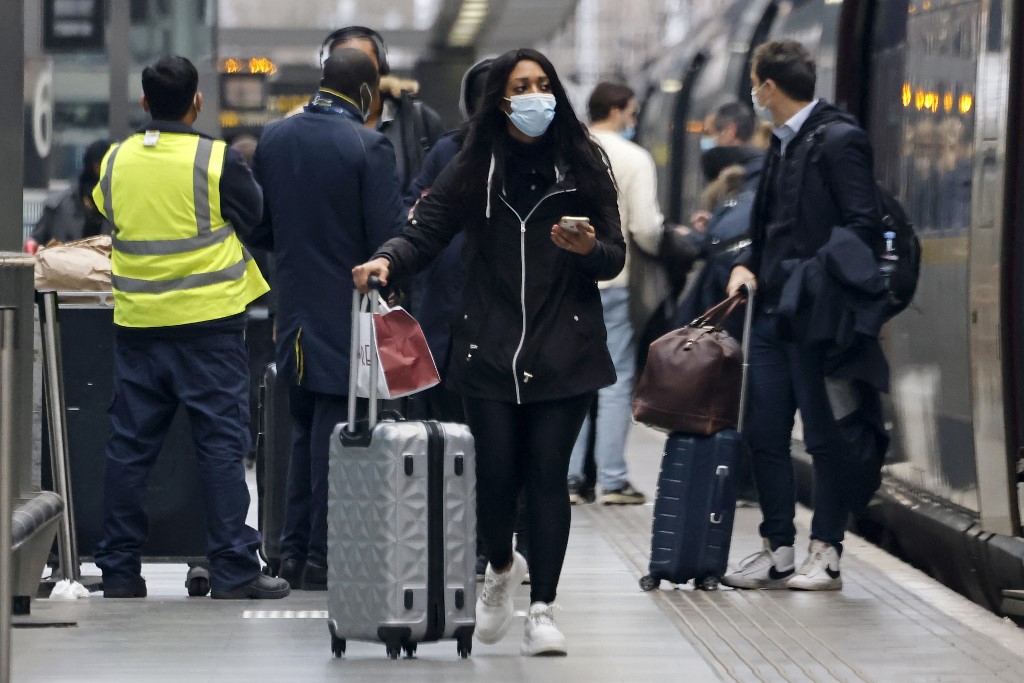 Il importe de généraliser le port du masque, limiter le nombre de rassemblements sociaux, respecter l'éloignement physique et le lavage des mains, et associer ces mesures à des systèmes de dépistage et de traçage adéquats et à l'isolement des malades. (AFP)