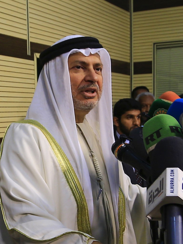 Le ministre d'État des Affaires étrangères des Émirats arabes unis, Anwar Gargash, prend la parole lors d'une conférence de presse à Khartoum, la capitale du Soudan, le 14 janvier 2020. Gargash est arrivé au Soudan pour une visite de deux jours. (ASHRAF SHAZLY / AFP)