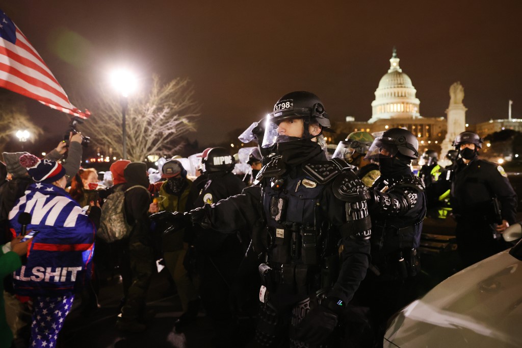 Des membres de la Garde nationale et de la police de Washington D.C. éloignent un petit groupe de manifestants de la capitale après que des milliers de partisans de Donald Trump ont pris d'assaut le bâtiment du Capitole des États-Unis à la suite d'un rassemblement «Stop the Steal» le 6 janvier 2021 à Washington, DC. (AFP)