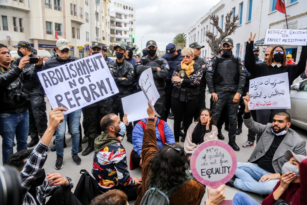 Des manifestants scandent des slogans contre des députés tunisiens devant le bâtiment du parlement de la capitale Tunis le 18 décembre 2020. Des dizaines de manifestants ont manifesté à Tunis le 18 décembre pour dénoncer les discours «haineux» et «violents» de certains députés au Parlement, et réclamer des mesures à leur encontre. (ANIS MILI / AFP)