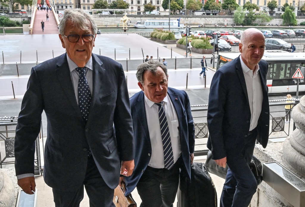 Sénateur français du Tarn-et-Garonne, Yvon Collin (Gauche) arrive pour assister à son procès en appel pour corruption à côté de ses avocats français Francis Szpiner (Centre) et François Saint-Pierre (Droite) à la cour d'appel de Lyon, dans le sud-est de la France. (AFP)