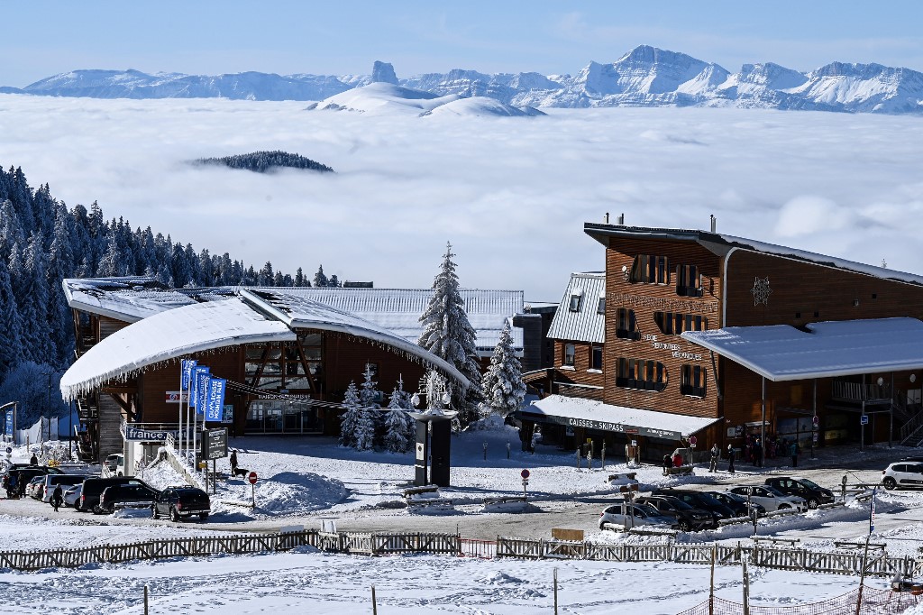 Une photo prise le 7 janvier 2021 montre la station de ski vide de Chamrousse, près de Grenoble, dans le massif de Belledonne. (AFP)